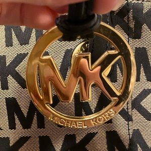 MICHAEL KORS 2015 Purse. Very gently used. Like new. Care tag included.